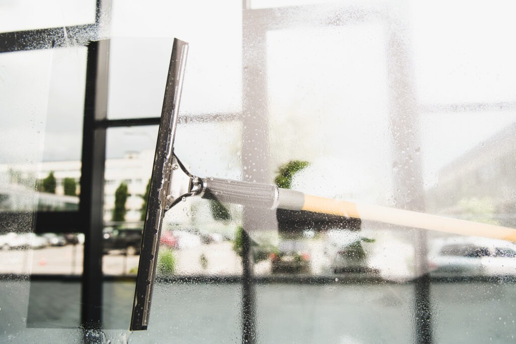Glasreinigung in Barsinghausen mit Fensterwischer