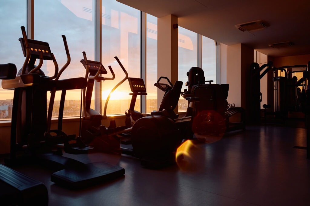 Moderne Fitnessgeräte im Sonnenuntergang, ideal für Fitnesstudioreinigung Hannover