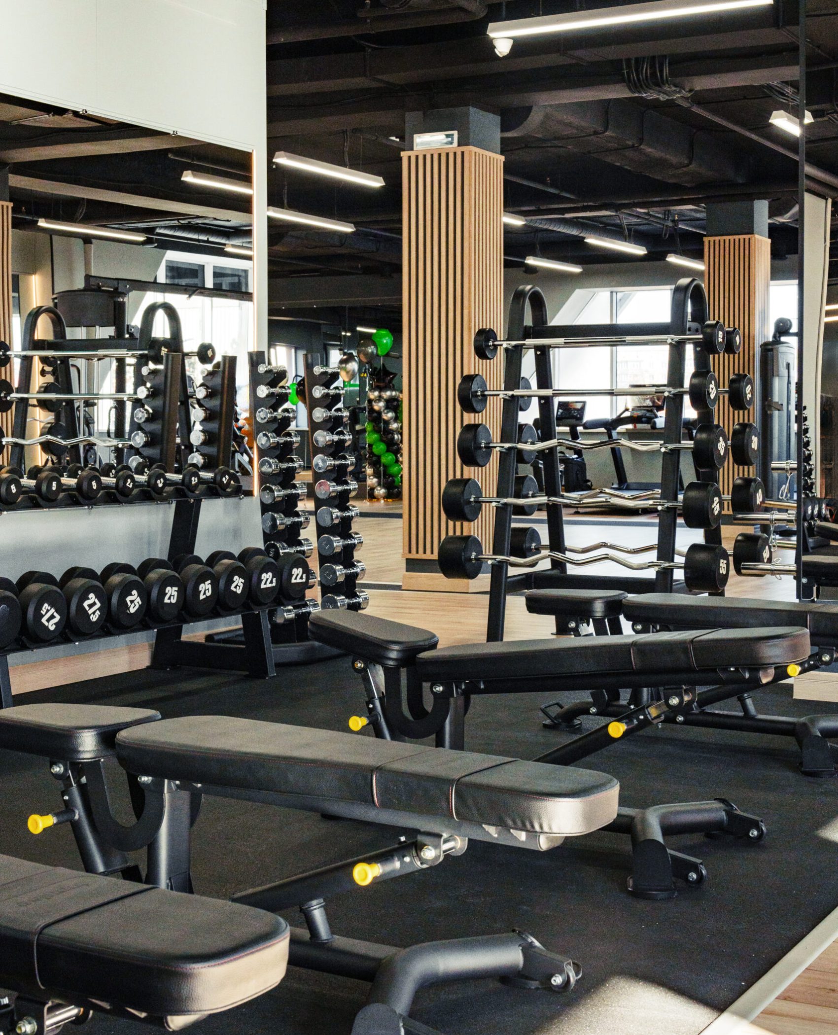Fitnessstudioreinigung Hannover: mit banken und Hanteln