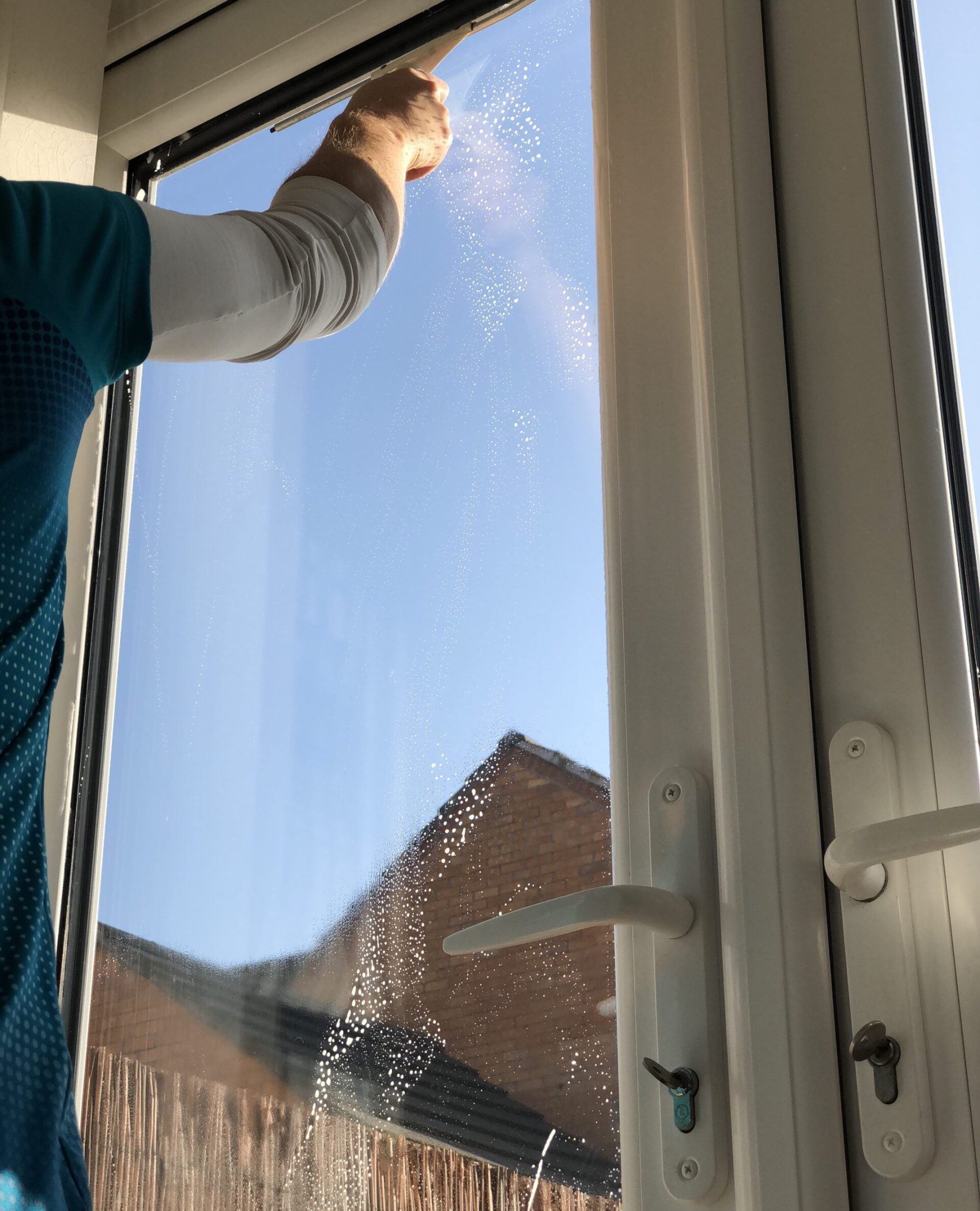Reinigungsunternehmen Hannover: Mann reinigt das Fenster