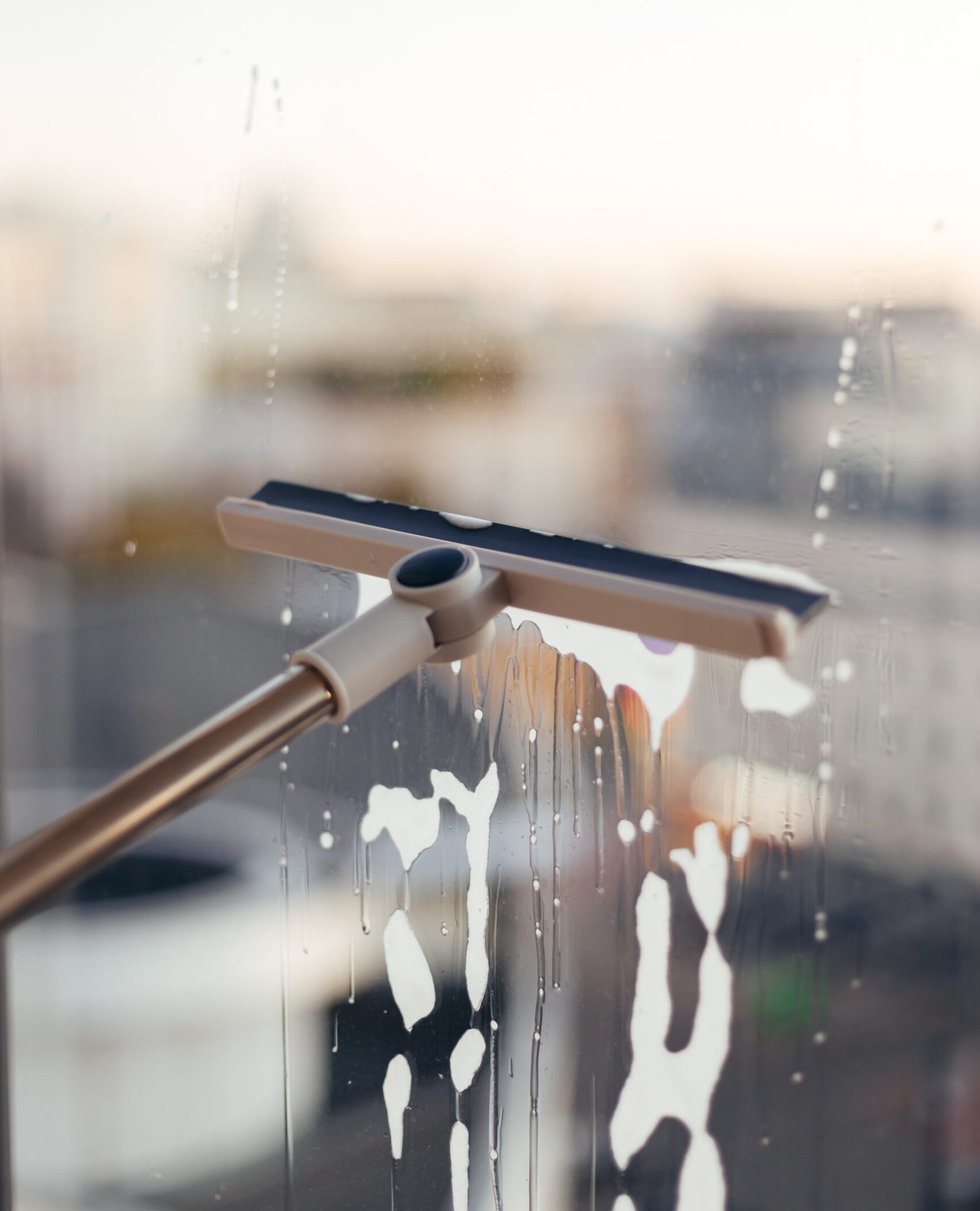 Professionelle Fensterreinigung durch Ihr erfahrenes Reinigungunternehmen Hannover für strahlend saubere Glasflächen.